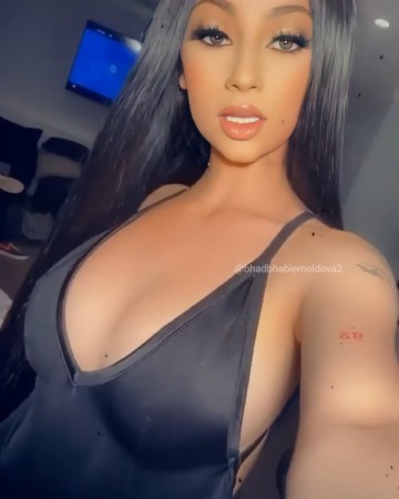 Çılpaq fotolarını sataraq 6 saatda milyon qazandı - Gənc müğənnidən ŞOK ETİRAF