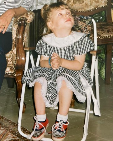 Məşhur aktrisa uşaqlıq fotolarını paylaşdı