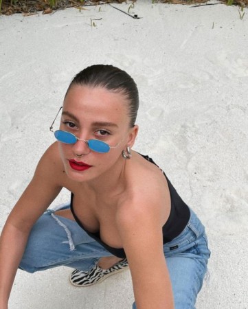 Məşhur aktrisa uşaqlıq fotolarını paylaşdı