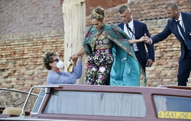 Cennifer Lopezin geyimi gündəm oldu - FOTOLAR