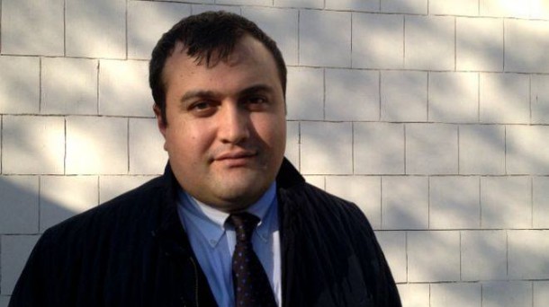 Rövşən Əkbərovun oğlu məhkəmədə vəkilə HÜCUM ETDİ - FOTO