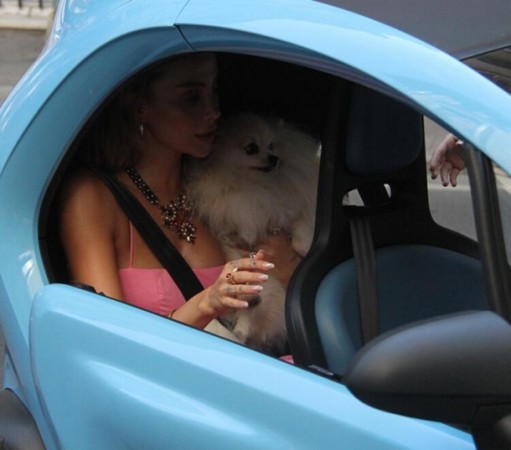 Məşhur model kiçik avtomobili ilə diqqət çəkdi - FOTOLAR