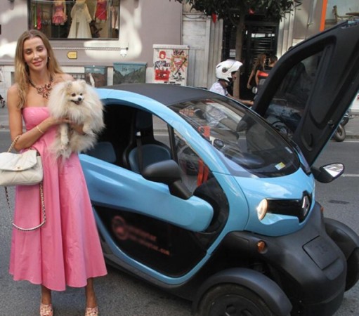 Məşhur model kiçik avtomobili ilə diqqət çəkdi - FOTOLAR