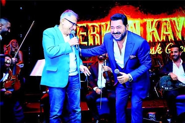 Özündən 40 yaş kiçik sevgilsi ilə görüntüləndi - FOTO