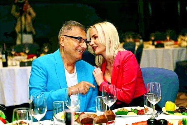 Özündən 40 yaş kiçik sevgilsi ilə görüntüləndi - FOTO