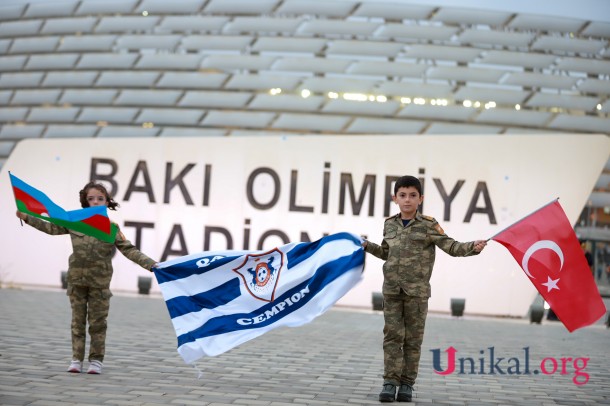 Millimizə dəstək olmağa gələn azarkeşlər - FOTOLAR