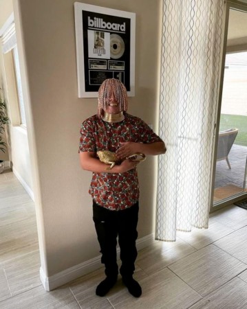 Reper başına qızıl zəncir taxdırdı - FOTOLAR