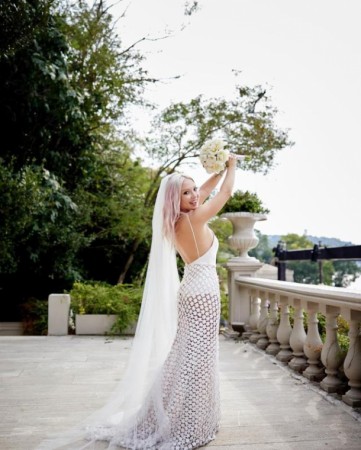 Məşhur müğənni gəlinliyi ilə diqqət çəkdi - FOTOLAR