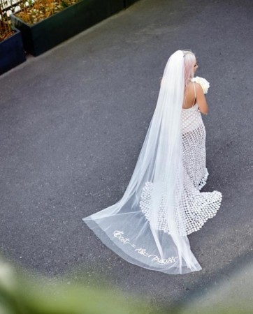 Məşhur müğənni gəlinliyi ilə diqqət çəkdi - FOTOLAR