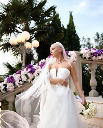 Məşhur müğənni gəlinliyi ilə diqqət çəkdi - FOTOLAR