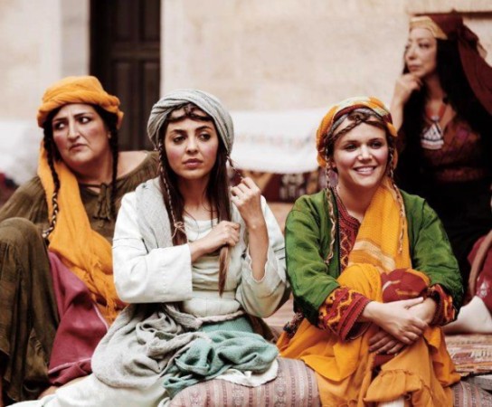 Aktrisa gözəlliyi ilə diqqət çəkdi - FOTOLAR