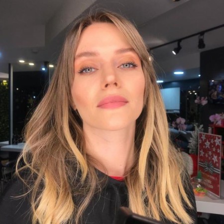 Aktrisa gözəlliyi ilə diqqət çəkdi - FOTOLAR