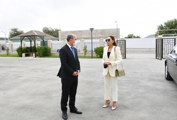 Mehriban Əliyeva yeni inşa edilən məktəbdə yaradılan şəraitlə tanış oldu - FOTOLAR