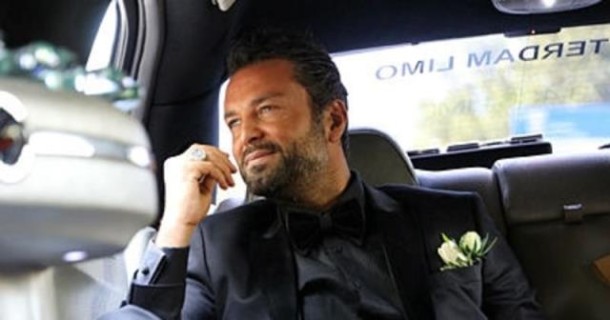 Seda Sayan özündən 15 yaş kiçik şəxslə sevgilidir? (FOTO)