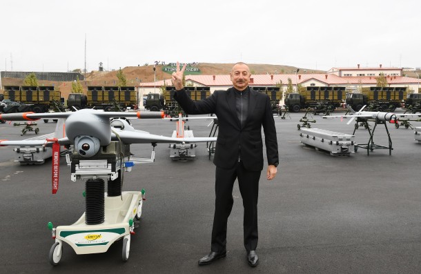 İlham Əliyev Cəbrayılda zirehli döyüş maşınını idarə etdi - FOTOLAR