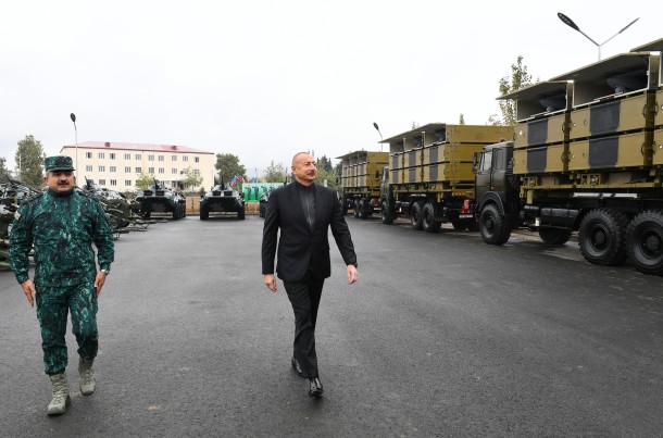 İlham Əliyev Cəbrayılda zirehli döyüş maşınını idarə etdi - FOTOLAR