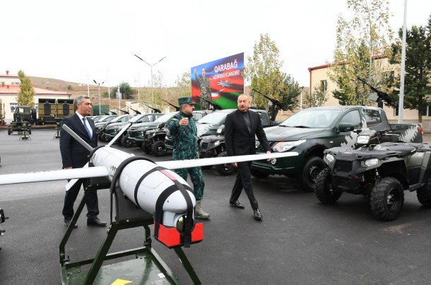 İlham Əliyev Cəbrayılda zirehli döyüş maşınını idarə etdi - FOTOLAR
