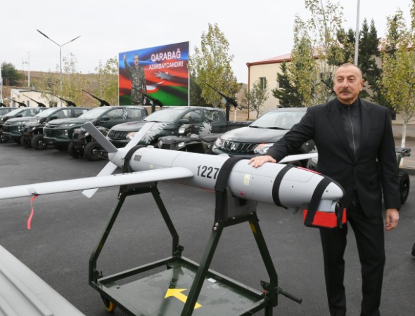 İlham Əliyev Cəbrayılda zirehli döyüş maşınını idarə etdi - FOTOLAR