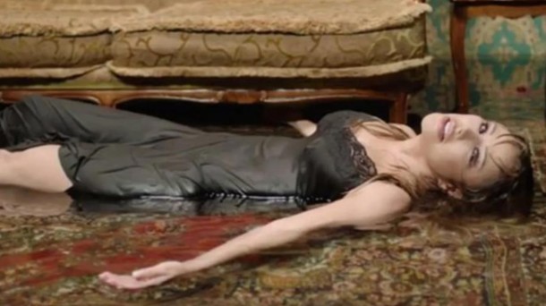 Klip üçün 6 saat suda qalan müğənni xəstəxanalıq oldu (FOTO)