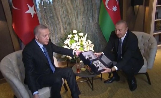 Ərdoğan İlham Əliyevə üzərində Xarıbülbül təsviri olan saatlar hədiyyə edib - FOTO