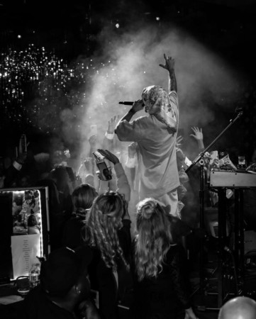 Castin Biber səhnə geyimi ilə diqqət çəkdi - FOTOLAR