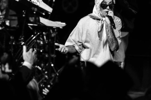 Castin Biber səhnə geyimi ilə diqqət çəkdi - FOTOLAR