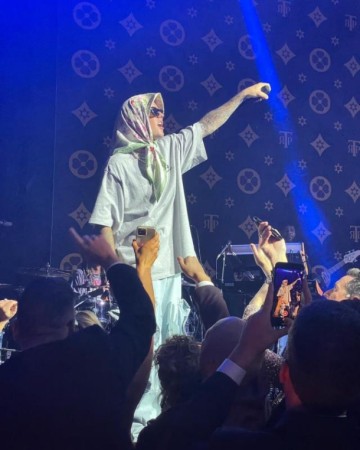 Castin Biber səhnə geyimi ilə diqqət çəkdi - FOTOLAR