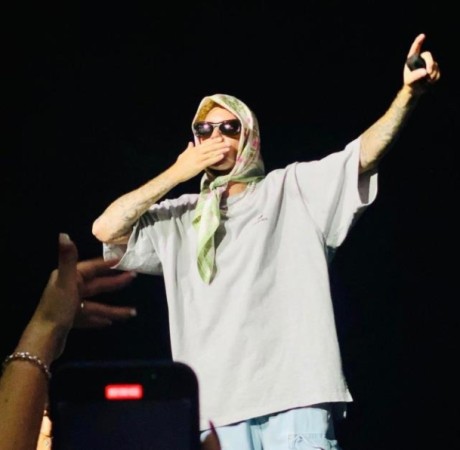 Castin Biber səhnə geyimi ilə diqqət çəkdi - FOTOLAR