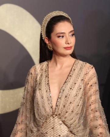 Aktrisa geyimi ilə diqqət çəkdi - FOTOLAR