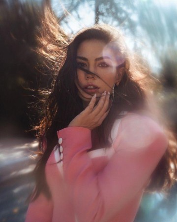 Aktrisa pencəyinin qiyməti ilə gündəm oldu - FOTOLAR