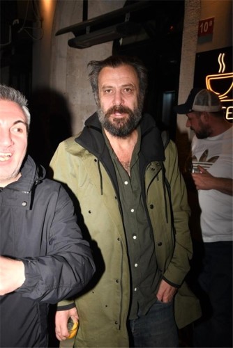 Sərxoş halda görüntülənən aktyor müxbirləri təhqir etdi (FOTO)