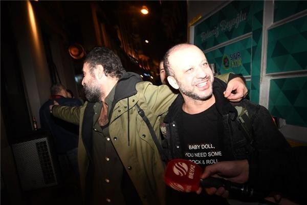 Sərxoş halda görüntülənən aktyor müxbirləri təhqir etdi (FOTO)