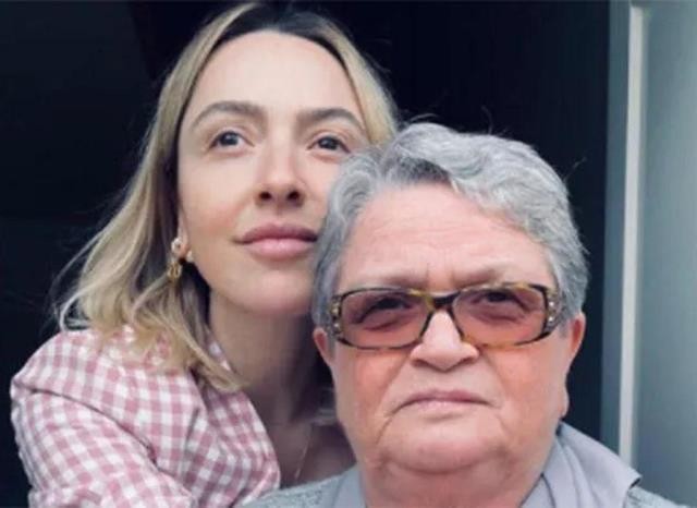 Hadisə anasına 3 milyonluq villa hədiyyə etdi - FOTO