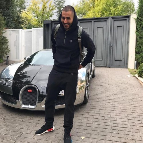 Futbolçu lüks avtomobilləri ilə diqqət çəkdi - FOTOLAR