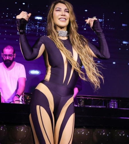 48 yaşlı müğənninin səhnə geyimi diqqət çəkdi - FOTOLAR