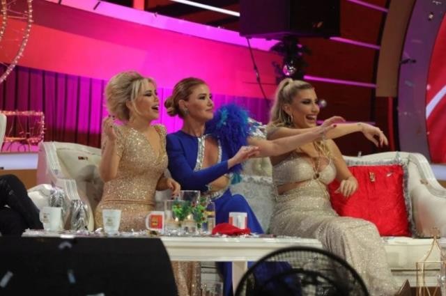 Müğənninin geyimi müzakirələrə səbəb oldu - FOTOLAR