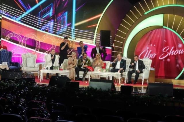 Müğənninin geyimi müzakirələrə səbəb oldu - FOTOLAR