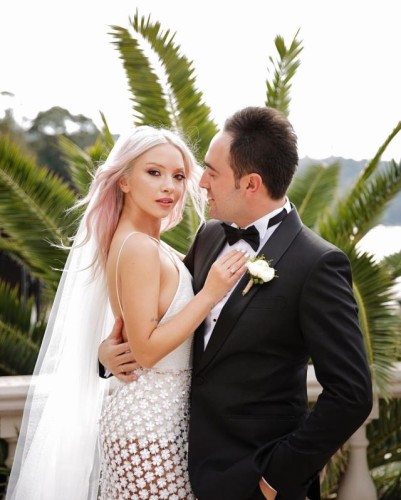 Türkiyəli müğənni donuz qripinə yoluxub - FOTO