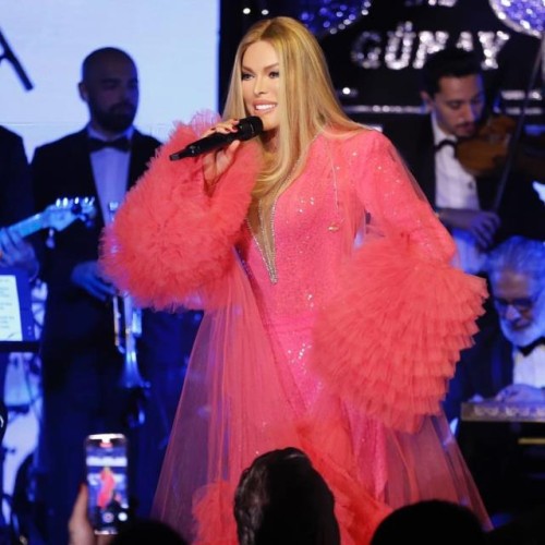 75 yaşlı müğənni imicini dəyişdi, heç kim tanımadı - FOTO