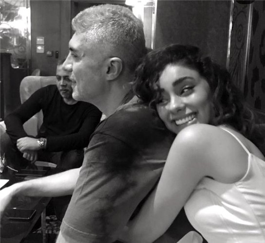 Özündən 24 yaş kiçik sevgilisi ilə fotosunu paylaşdı