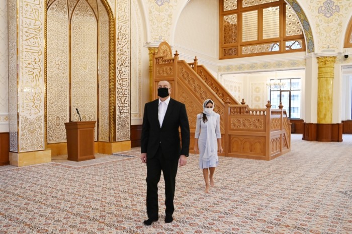 İlham Əliyev və xanımı “Xanım Fatimeyi Zəhra” məscidində - FOTOLAR