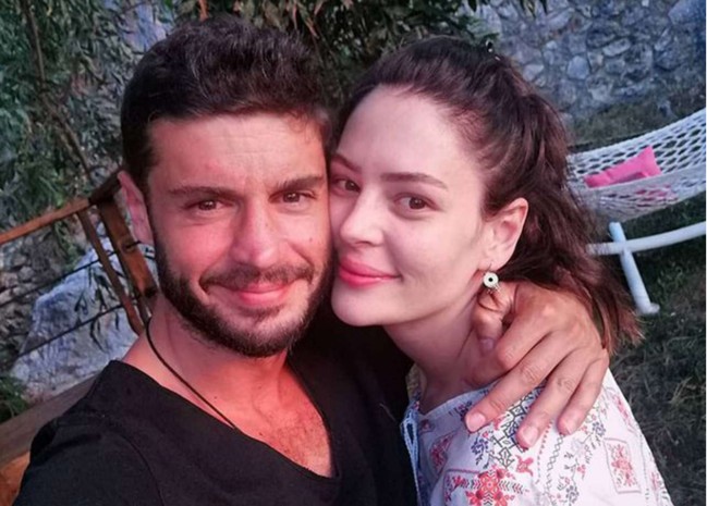 "Yasak Elma"nın aktyoru nişanlandı - FOTO