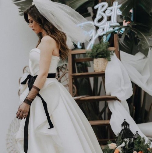 Aktrisanın gəlinliyinin qiyməti diqqət çəkdi - FOTOLAR