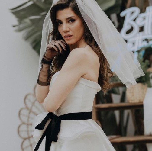 Aktrisanın gəlinliyinin qiyməti diqqət çəkdi - FOTOLAR