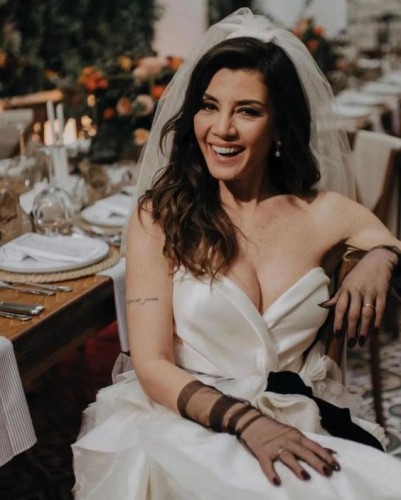 Aktrisanın gəlinliyinin qiyməti diqqət çəkdi - FOTOLAR