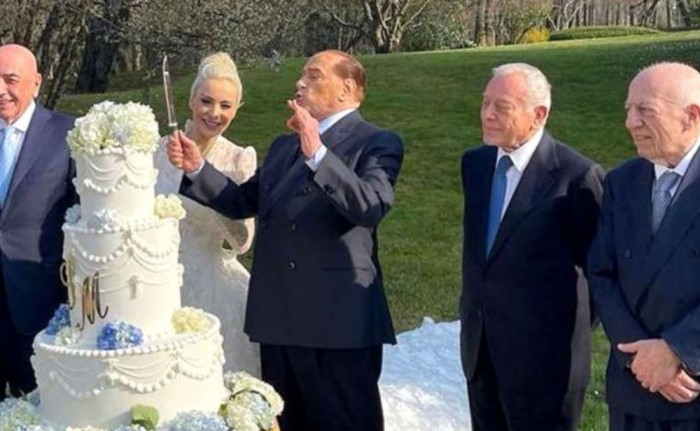 85 yaşlı Berluskoni evləndi - FOTO