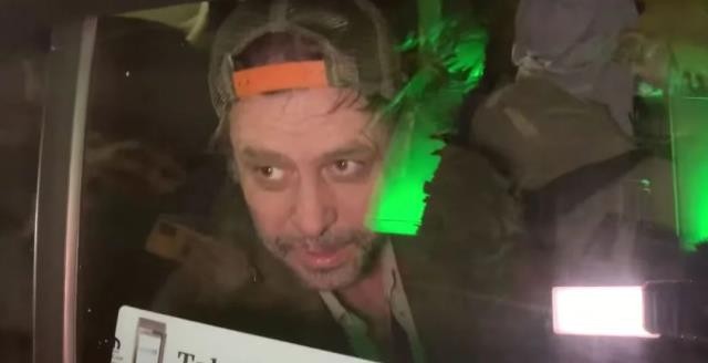 Sərxoş halda görüntülənən aktyor jurnalistləri təhqir etdi - FOTOLAR