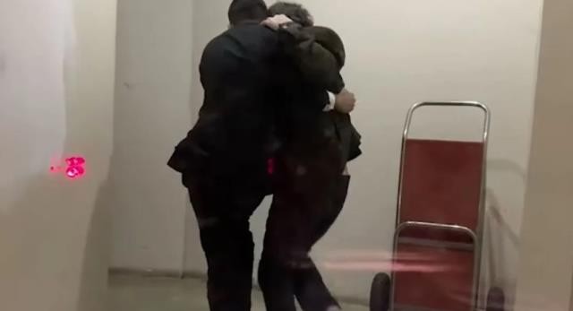 Sərxoş halda görüntülənən aktyor jurnalistləri təhqir etdi - FOTOLAR