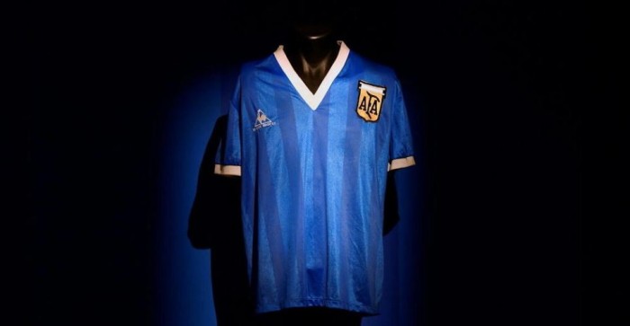 Maradonanın məşhur futbolkası rekord qiymətə satılıb