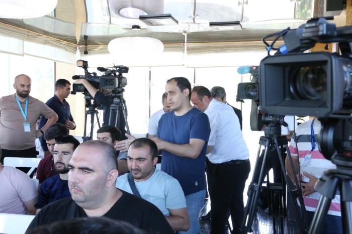 Avarçəkmə uzun illərdən sonra yenidən Bakı sularında - FOTOLAR